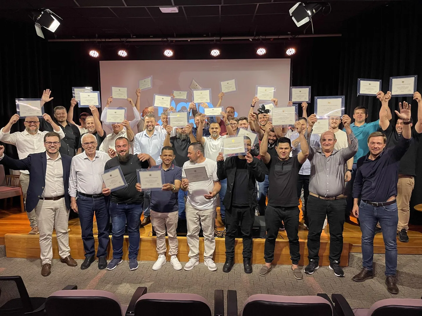 Mestres de obra da Diamond celebram formatura