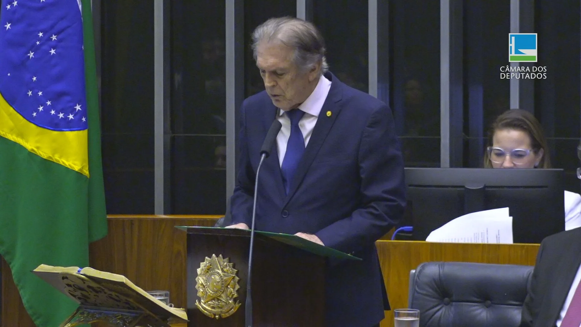 Luciano Bivar propõe extermínio de tubarões e gera controvérsia