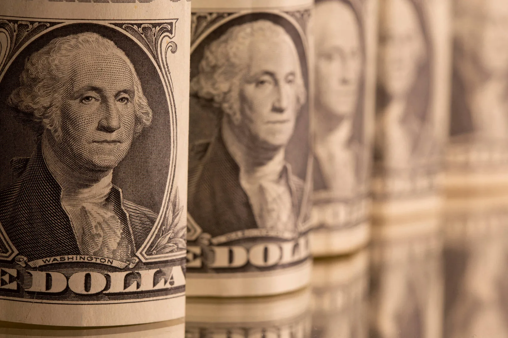 Dólar recua com relatório de empregos dos EUA