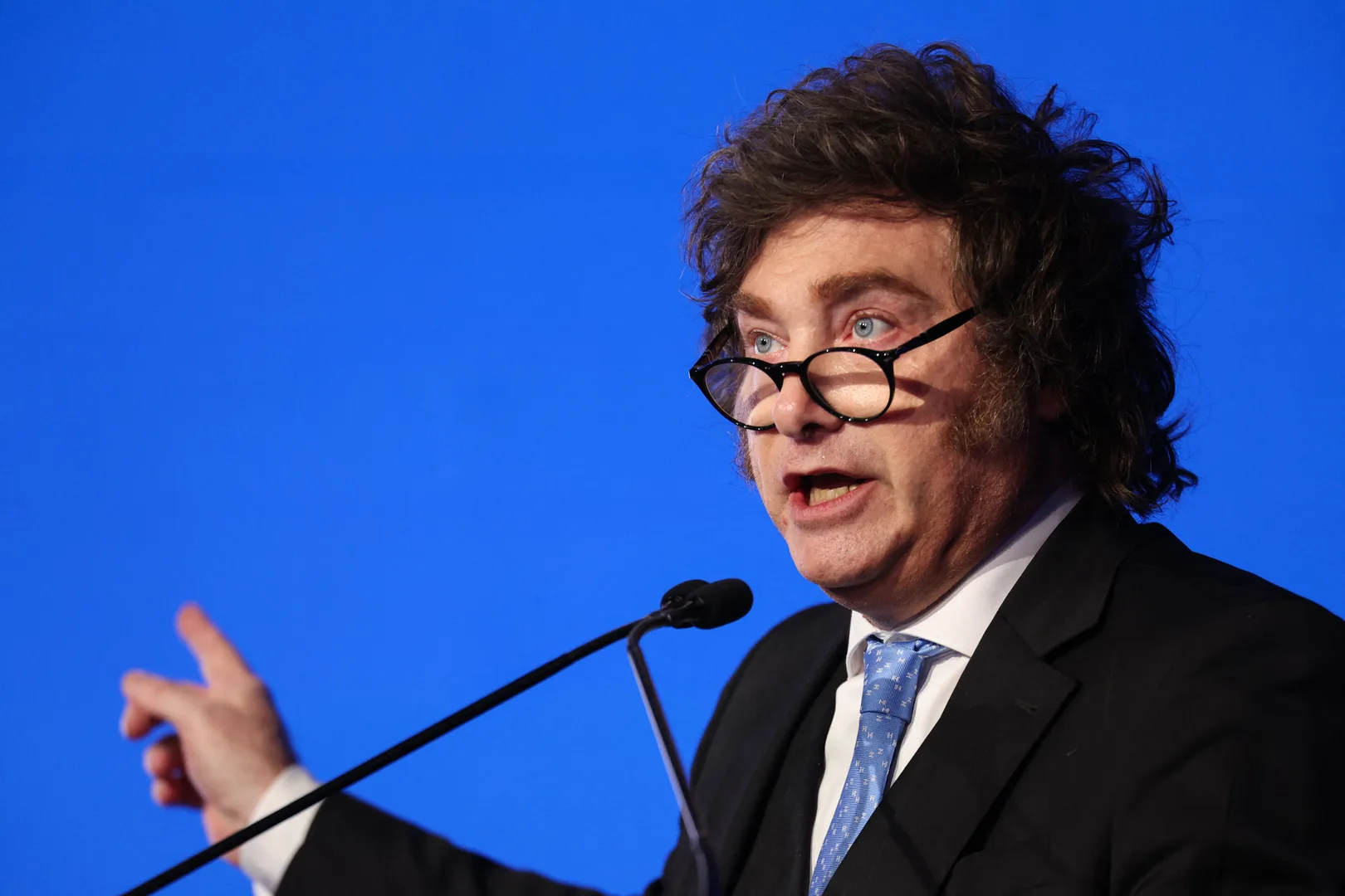 Javier Milei visita Brasil para apoiar Flávio Bolsonaro