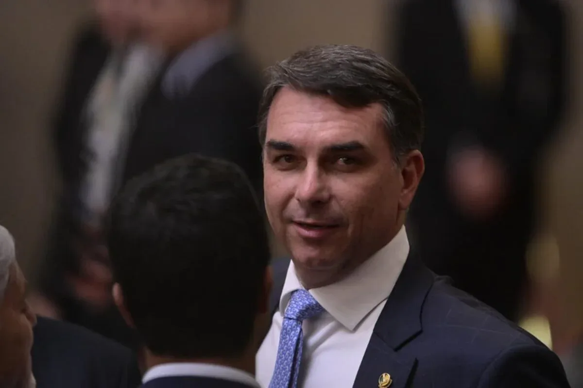 PT solicita investigação de Flávio Bolsonaro à PF