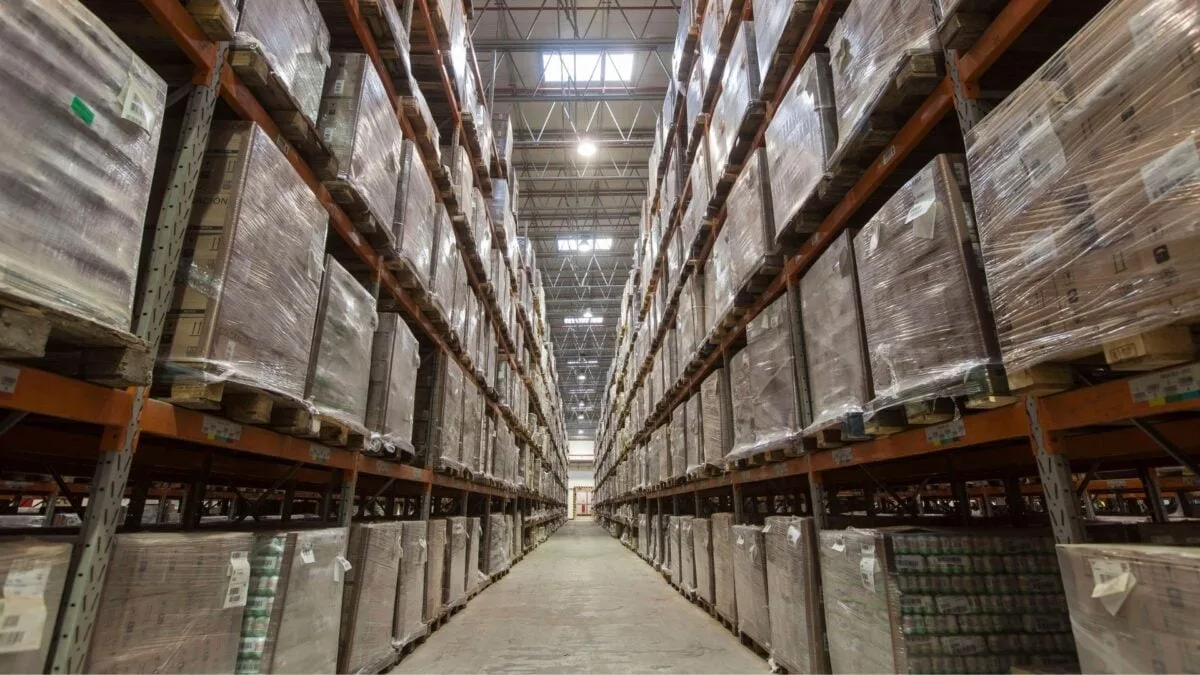 Mercado Livre e Shopee disputam milhões de metros quadrados em galpões