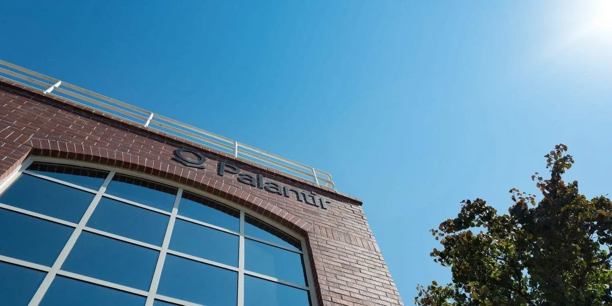 Palantir caiu. A inteligência artificial não.