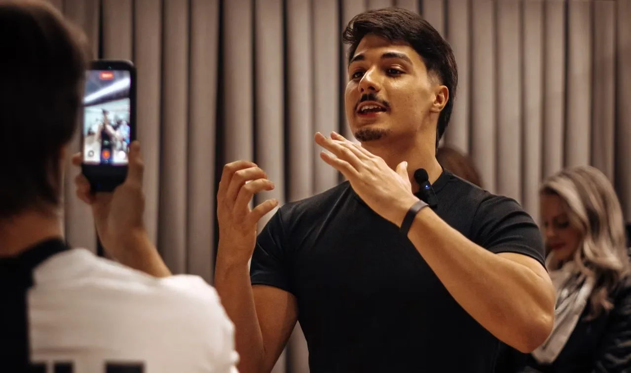 Tony Alves luta por inclusão de surdos no Brasil