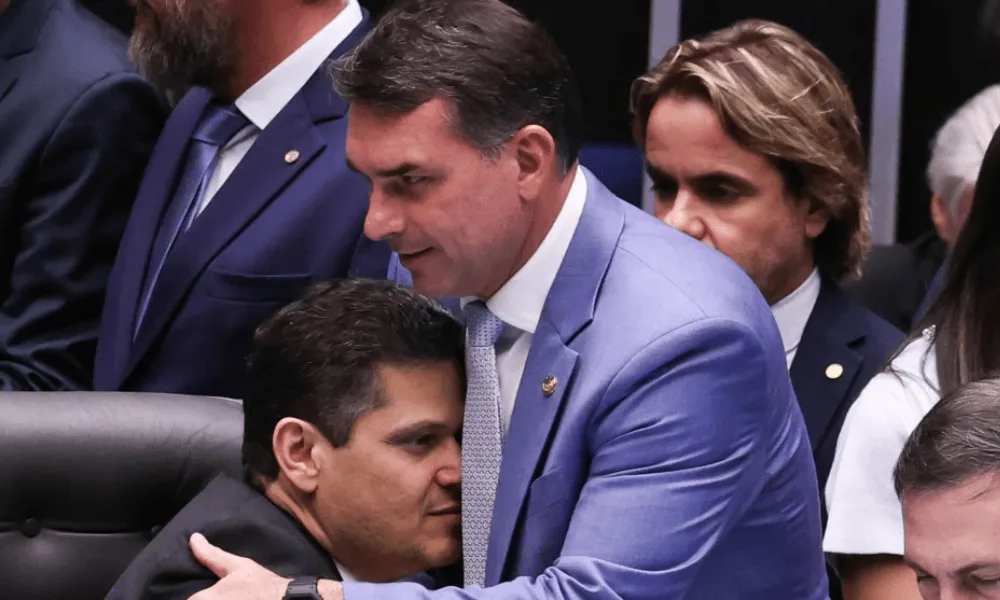 Flávio Bolsonaro critica Alcolumbre por proteger Moraes