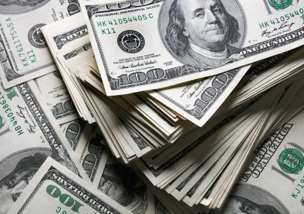 Dólar fecha setembro a R$ 5,17; dívida pública e tarifas entram no radar