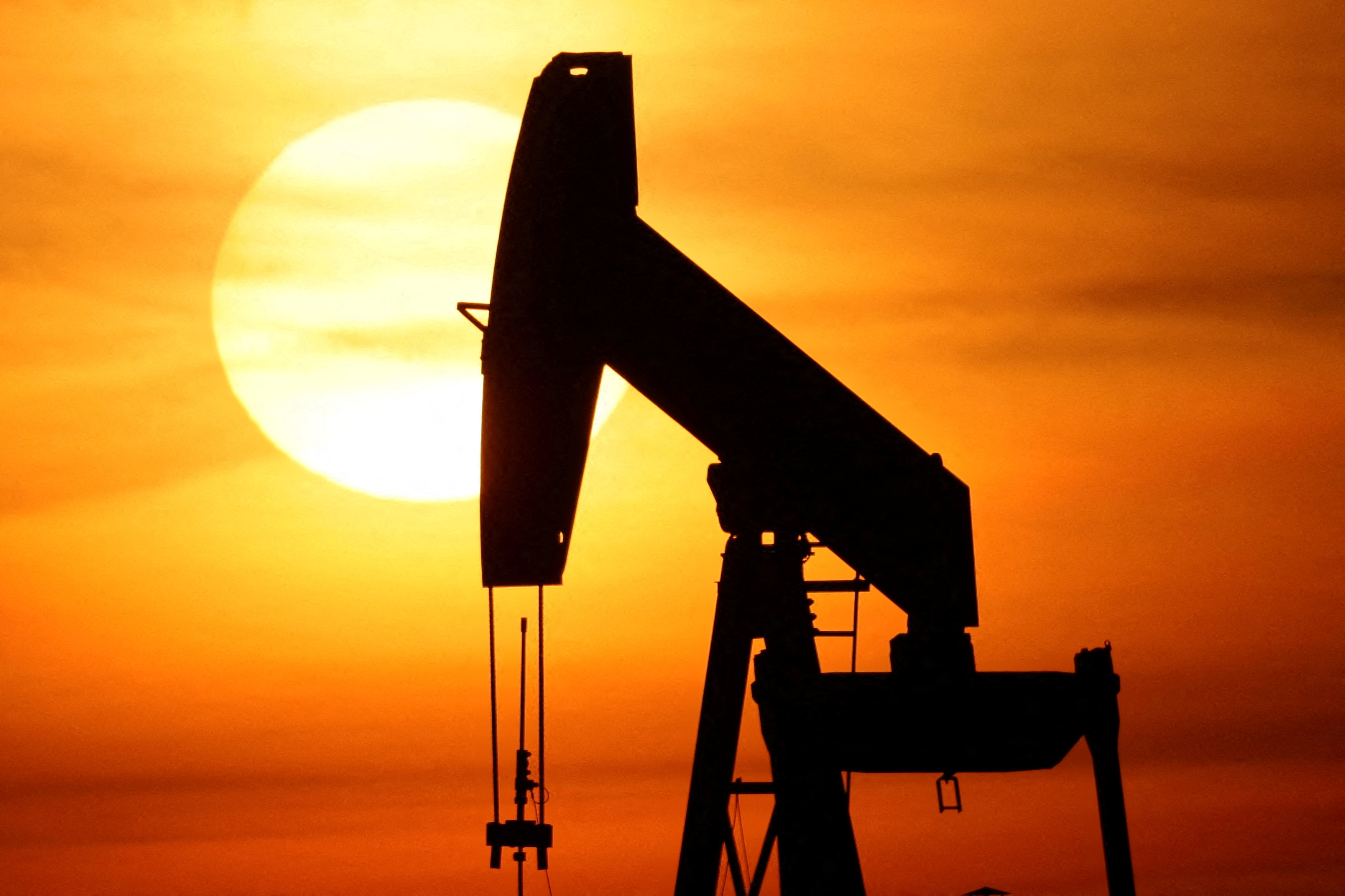 DoE eleva projeção do Brent para 2026 a US$ 56 e estima US$ 54 em 2027
