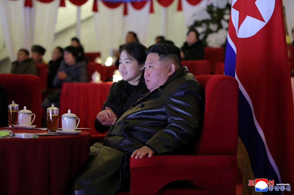 Filha de Kim Jong Un visita mausoléu, intensifica especulações sobre sucessão