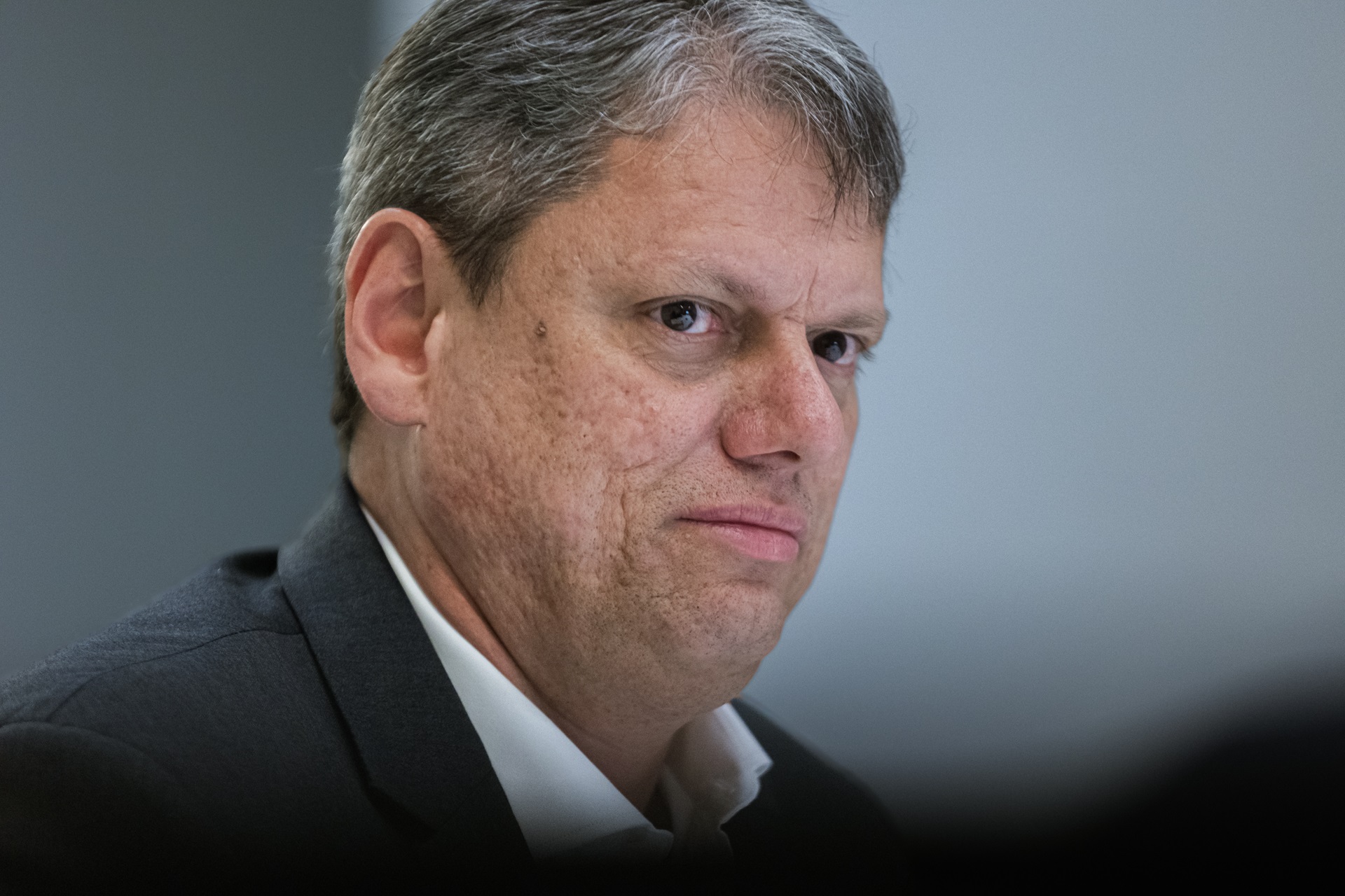 Tarcísio de Freitas busca apoio para candidatura presidencial, mesmo com Flávio Bolsonaro