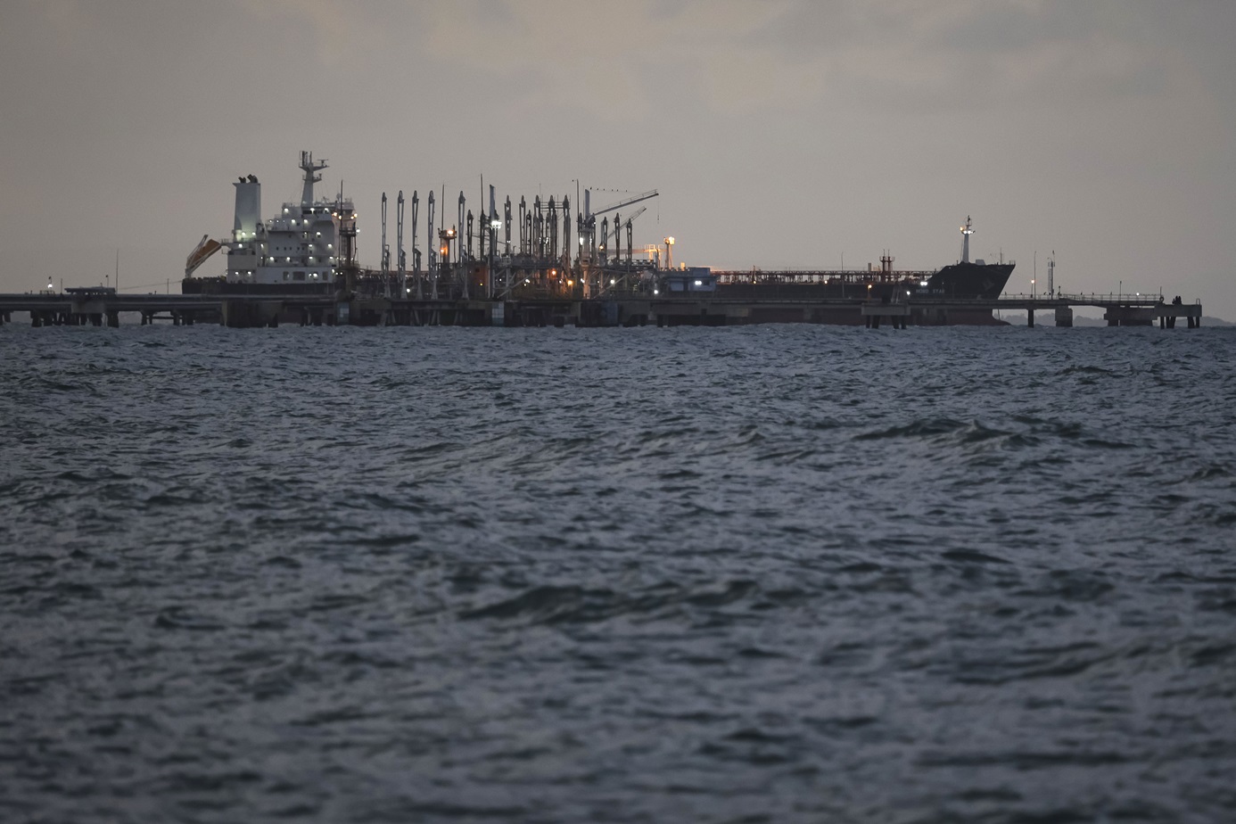 Frota fantasma de petróleo da Venezuela reaparece após captura de Maduro