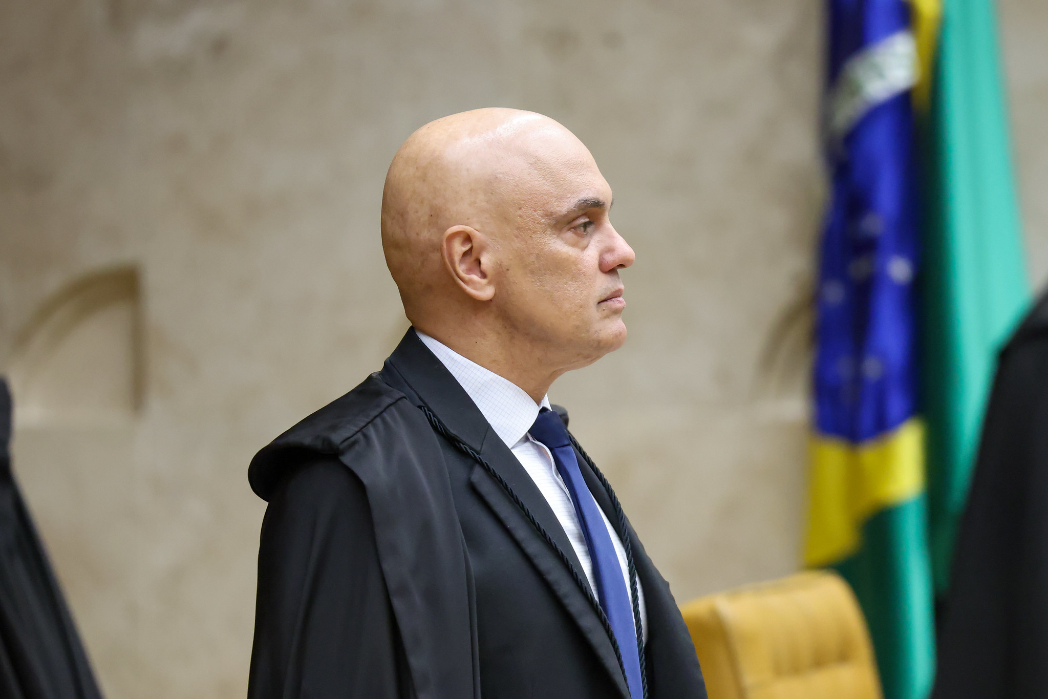 Moraes pede manifestação da PGR sobre Smart TV, pastor e livros para Bolsonaro