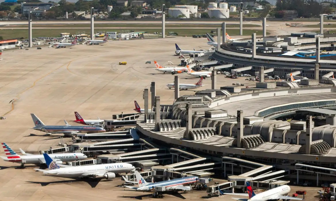 Azul e Latam estão entre as dez aéreas mais pontuais do mundo em 2025