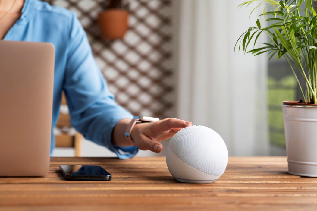 Amazon Alexa+ migra usuários e gera críticas sobre atualizações e anúncios