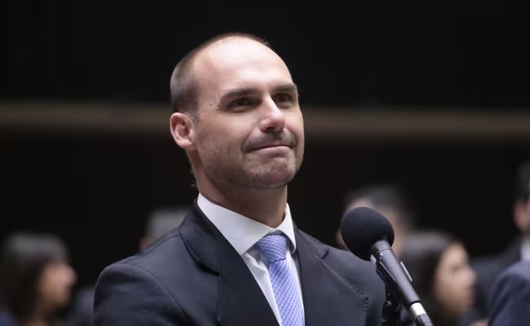 PF exige retorno de Eduardo Bolsonaro ao cargo de escrivão