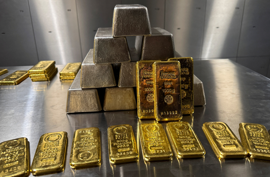 Ouro e prata disparam com tensões geopolíticas; Maduro capturado