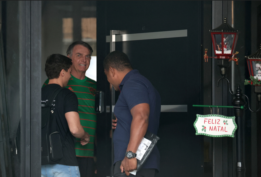 Bolsonaro sofre traumatismo craniano leve após queda em cela da PF, diz médico