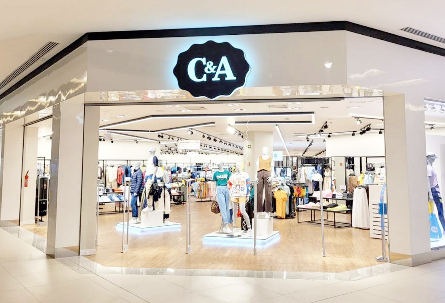 C&A: Ações CEAB3 registram forte queda após sinalização de vendas fracas