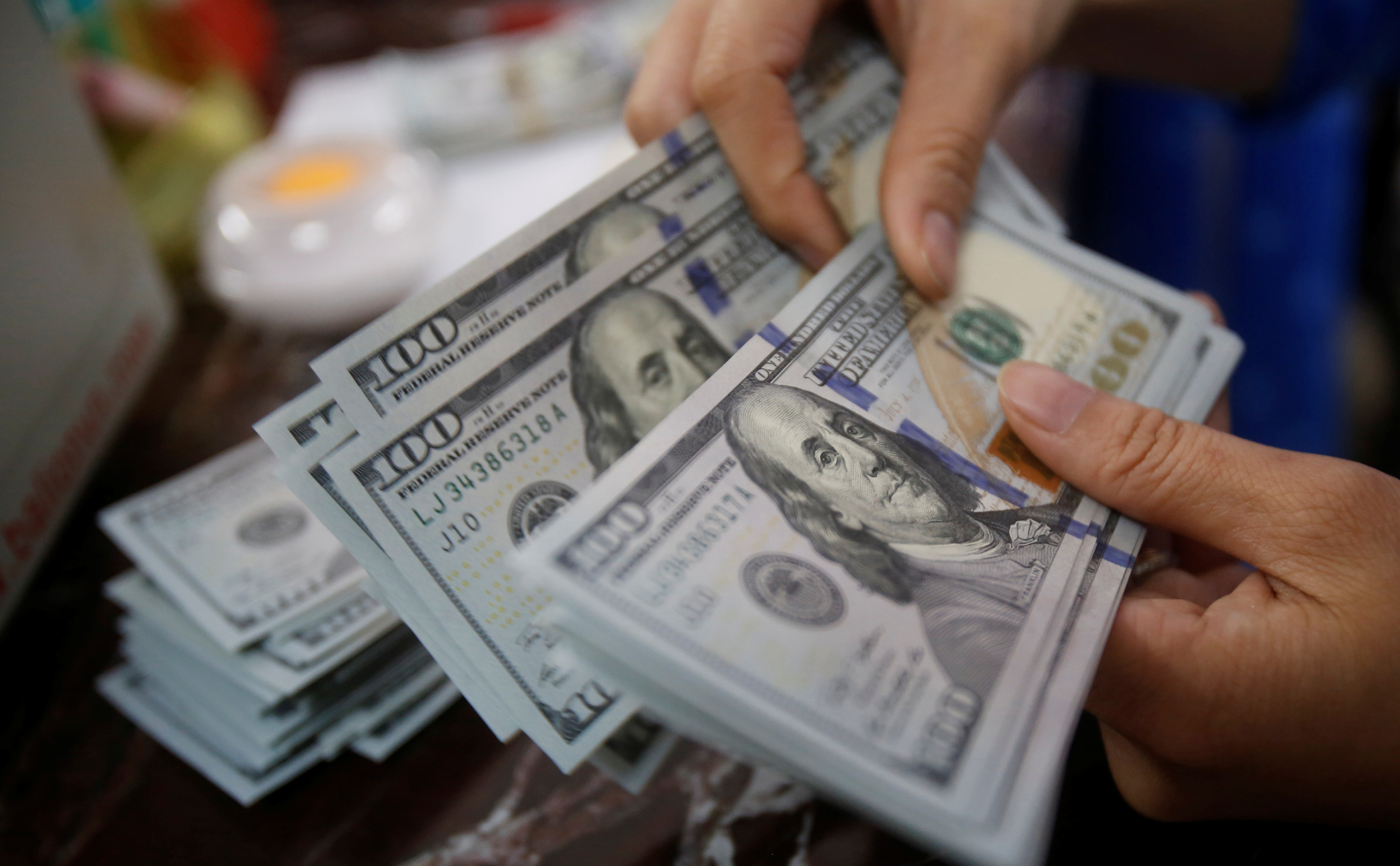 Investir no exterior é chave para 2026, mesmo com dólar fraco, dizem especialistas