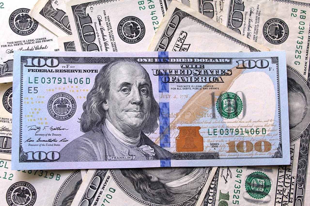 Dólar recua com apetite por risco após ataque na Venezuela; BC faz leilão
