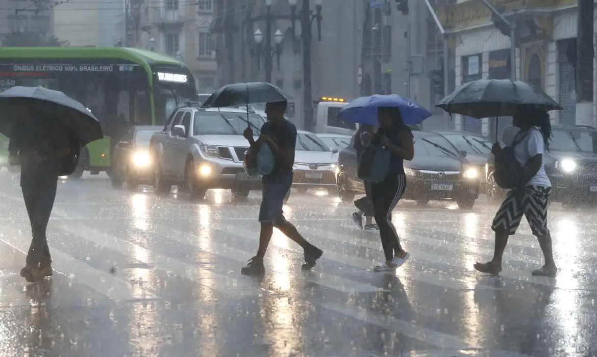 Inmet emite alerta de chuvas para SP e outros estados; veja previsão