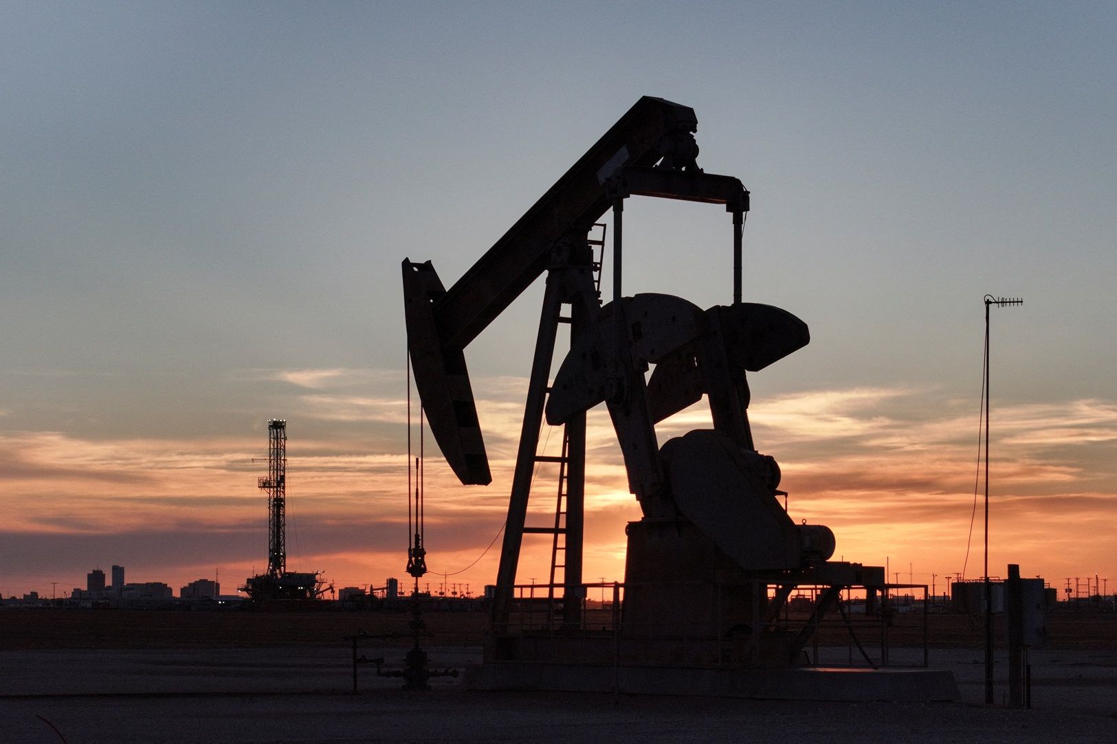 Petróleo fecha em alta com tensões geopolíticas e dólar fraco
