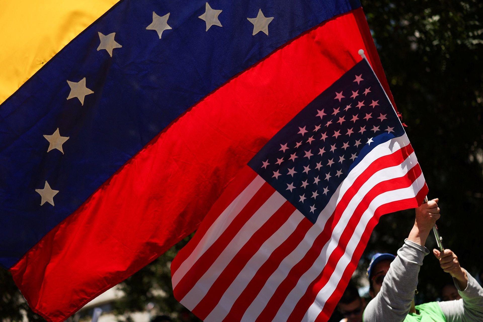 EUA planejam presença da CIA na Venezuela após destituição de Maduro, informa CNN