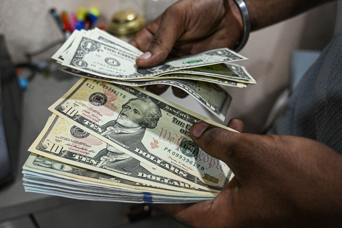 Dólar opera em baixa após decisão do Copom e fala de Haddad