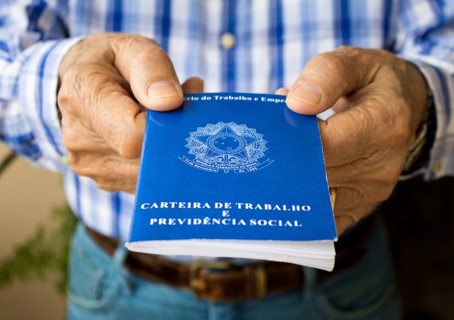 Taxa de desemprego no Brasil atinge 5,1% no fim de 2025, menor da série histórica