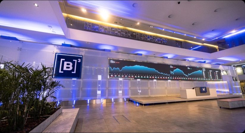 Ibovespa fecha em queda de 0,97%, mas registra maior alta mensal da história