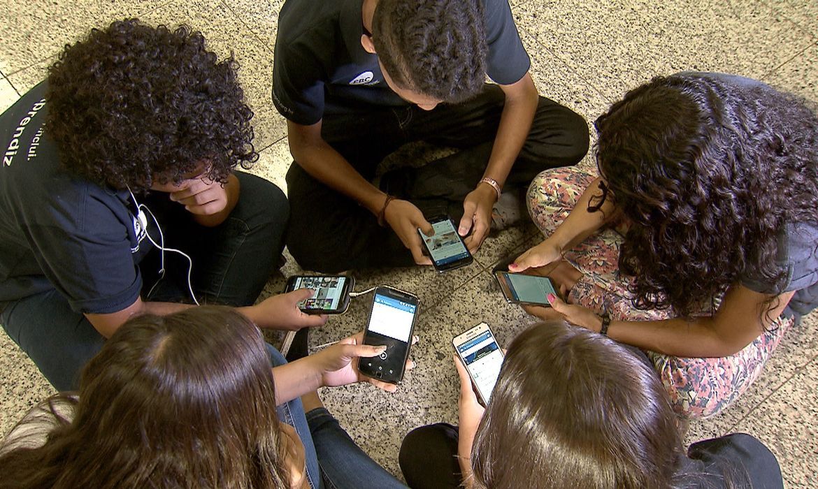 Reino Unido avalia proibir redes sociais para crianças, similar à Austrália