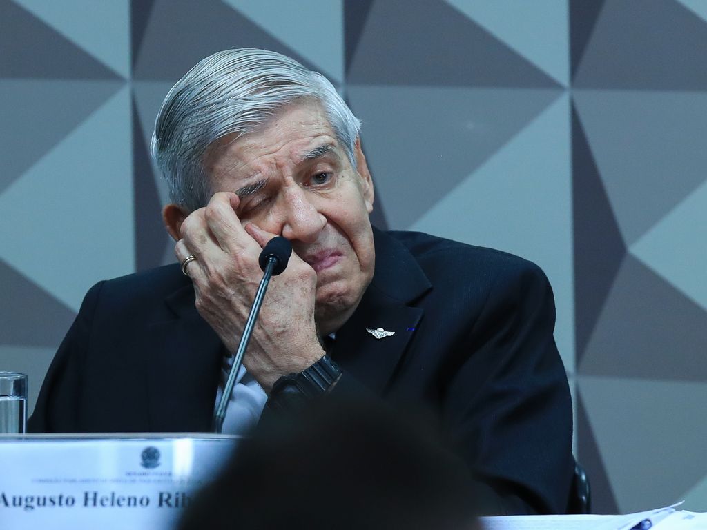 Moraes autoriza notificação presencial de Augusto Heleno em investigação ética