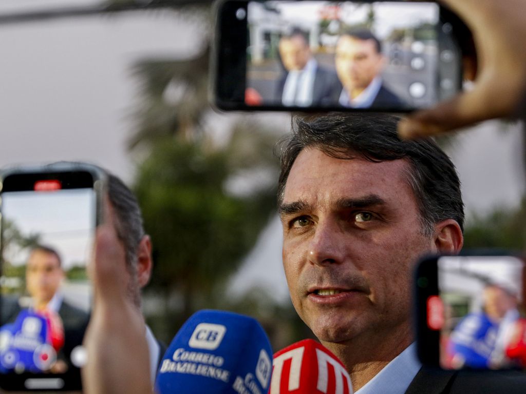 Flávio Bolsonaro questiona ação de Moraes na transferência do pai
