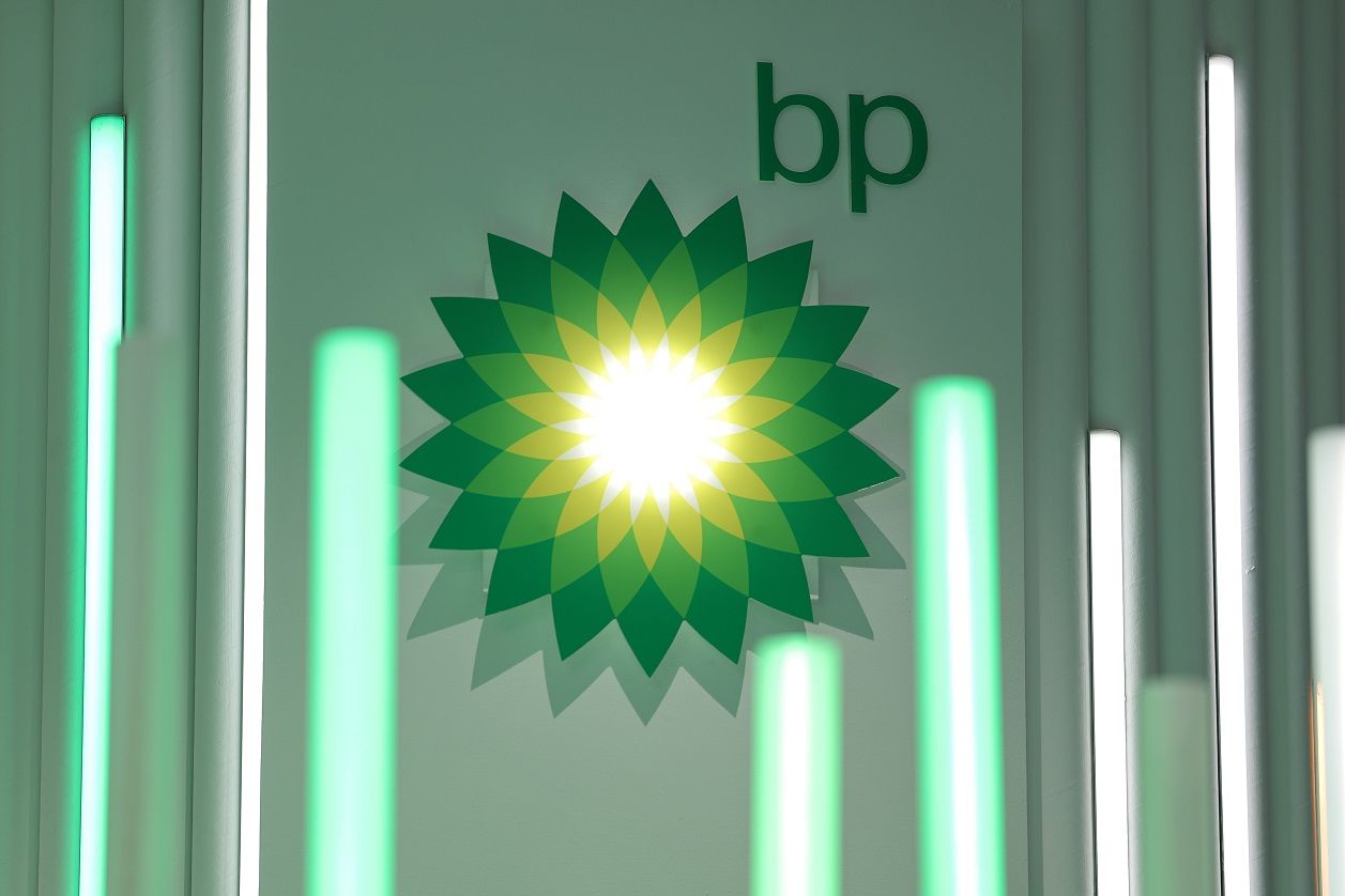 BP registra prejuízo de US$ 3,42 bi no 4º trimestre e suspende recompra de ações