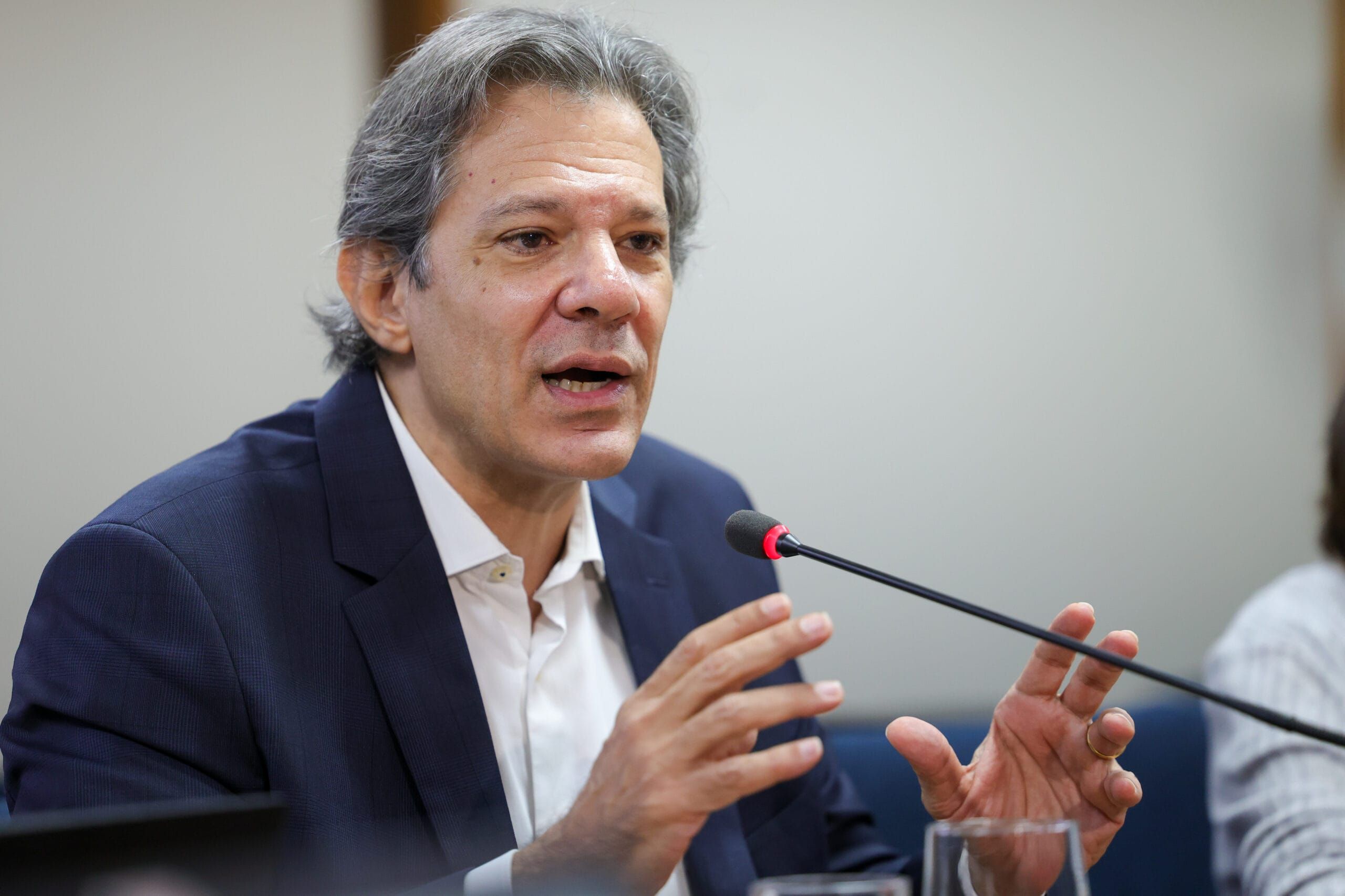Haddad critica juros reais e adia saída do Ministério da Fazenda