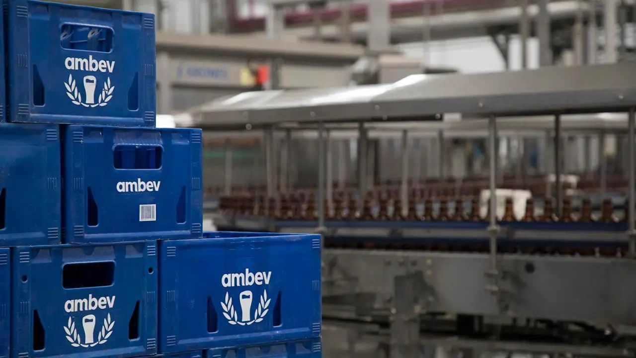Ambev: Lucro líquido recua 9,9% no 4º trimestre de 2025