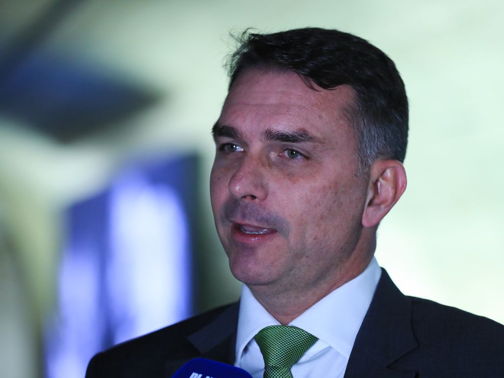 Flávio Bolsonaro acionará TSE contra desfile em homenagem a Lula