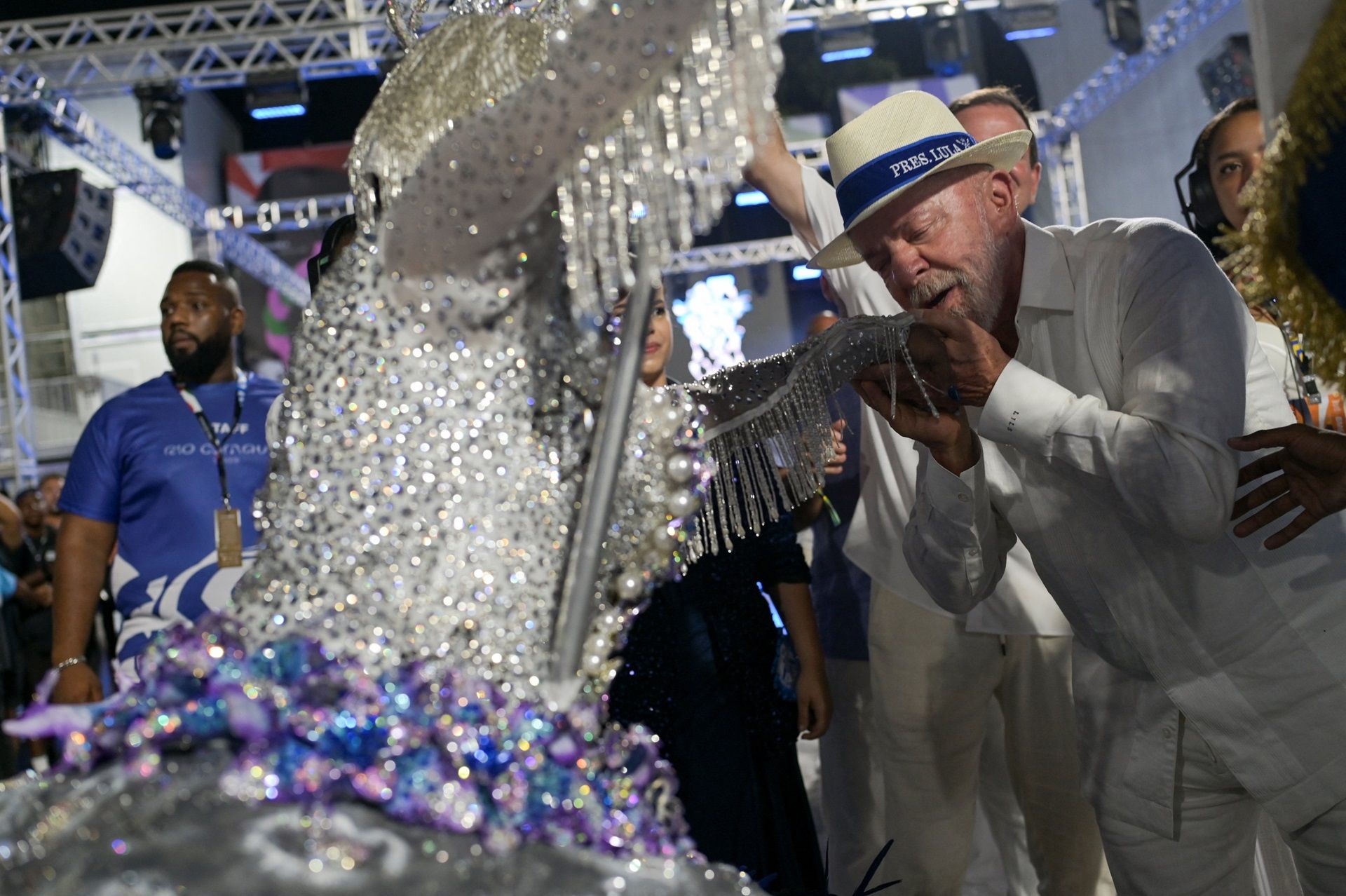 Apoiadores de Lula comemoram desfile da Acadêmicos de Niterói no Carnaval