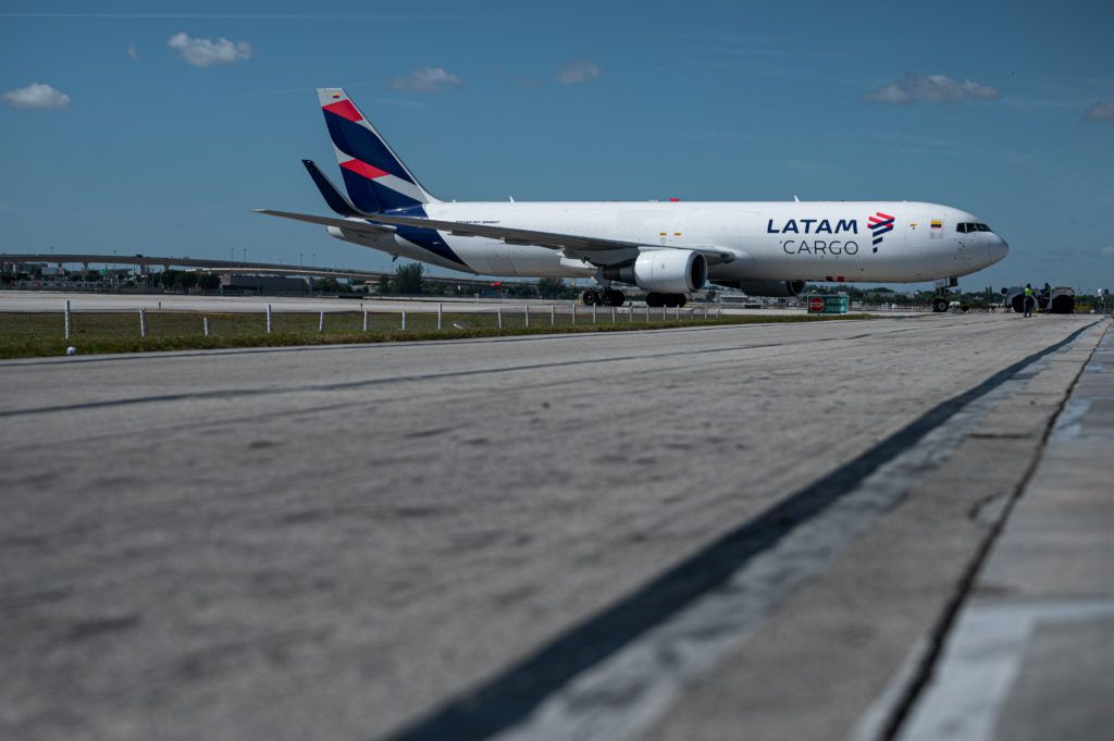Voo da Latam para Lisboa aborta decolagem em Guarulhos após avistamento de drones
