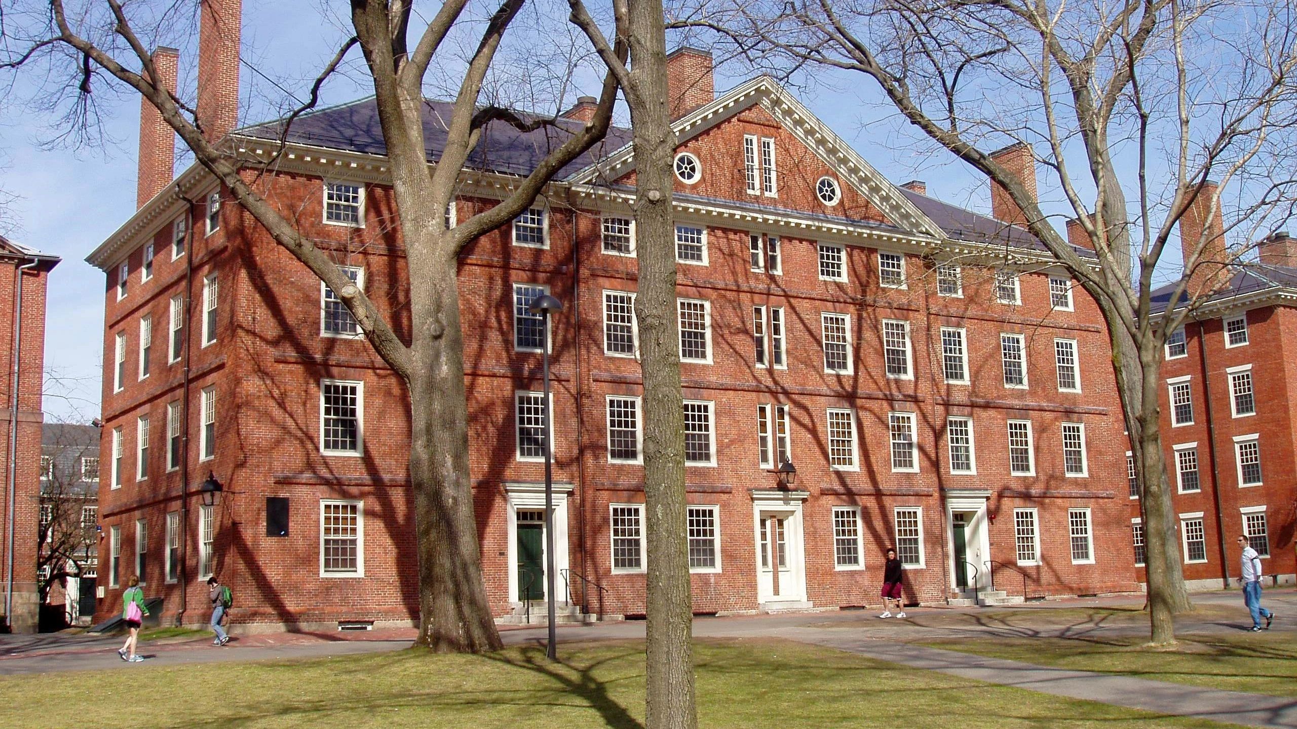 Pentágono encerra programas de treinamento e bolsas militares em Harvard