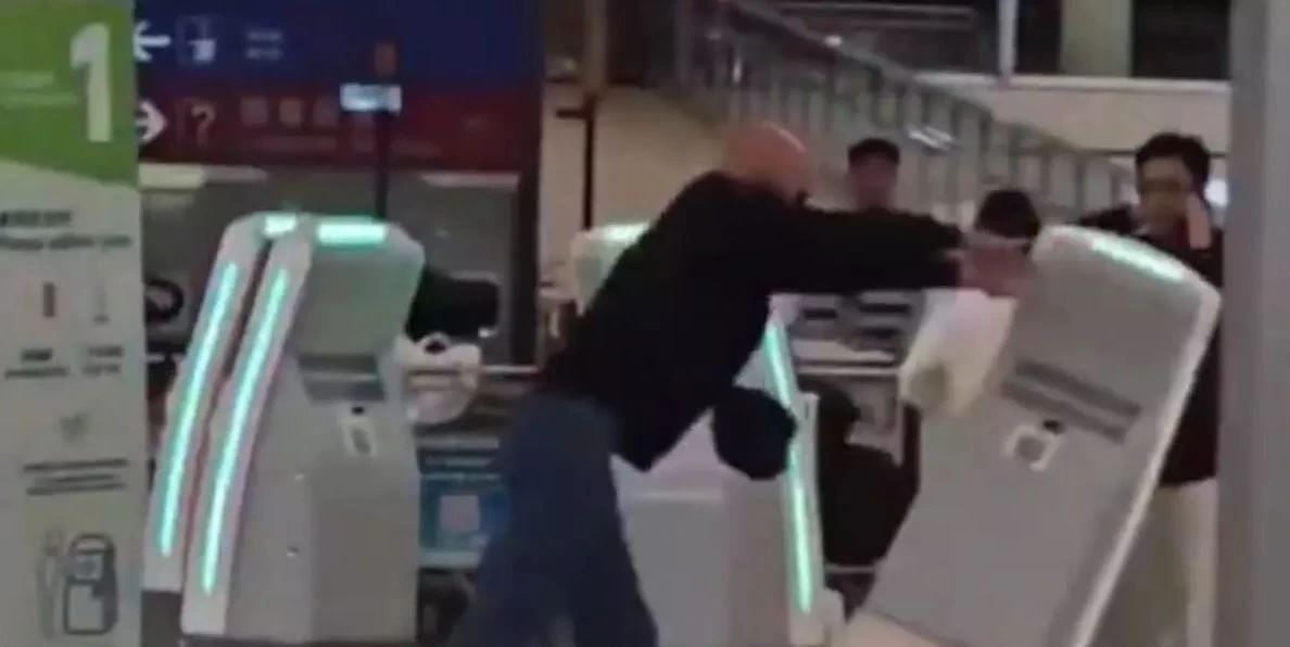 Turista britânico é preso em Hong Kong após danificar máquinas de check-in