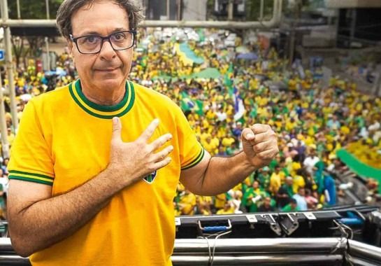Gilson Machado distribui adesivos pró-Flávio Bolsonaro e ação pode ir ao TSE
