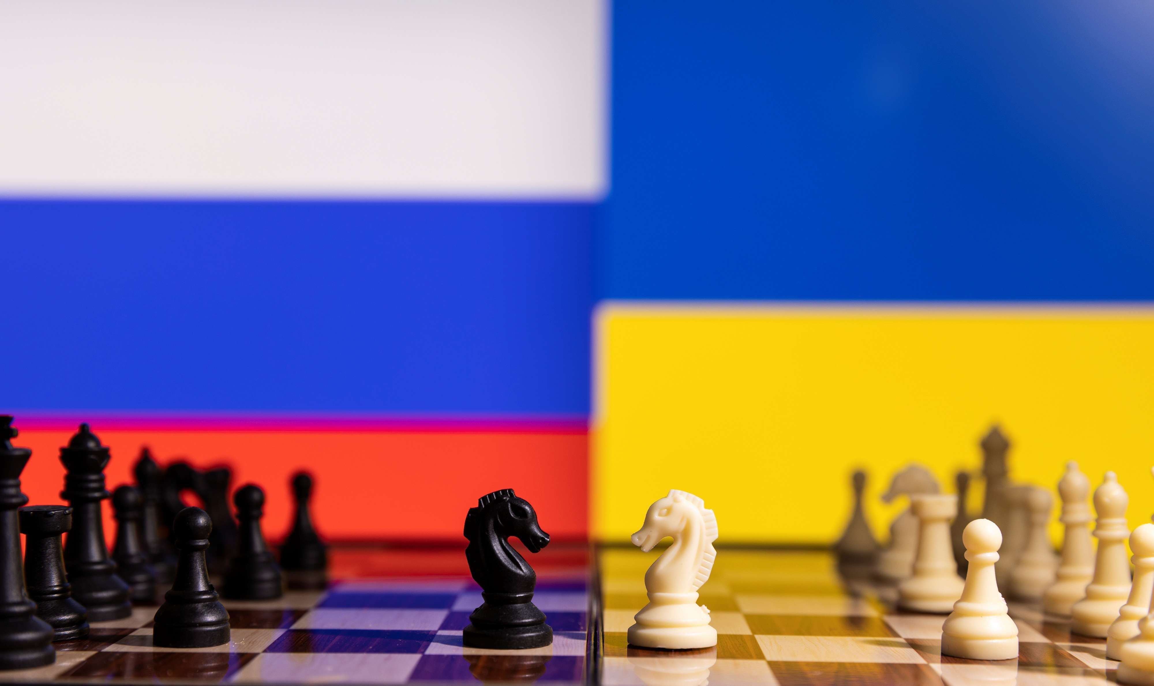 Ucrânia e Rússia iniciam negociações em Genebra enquanto Trump pressiona Kiev