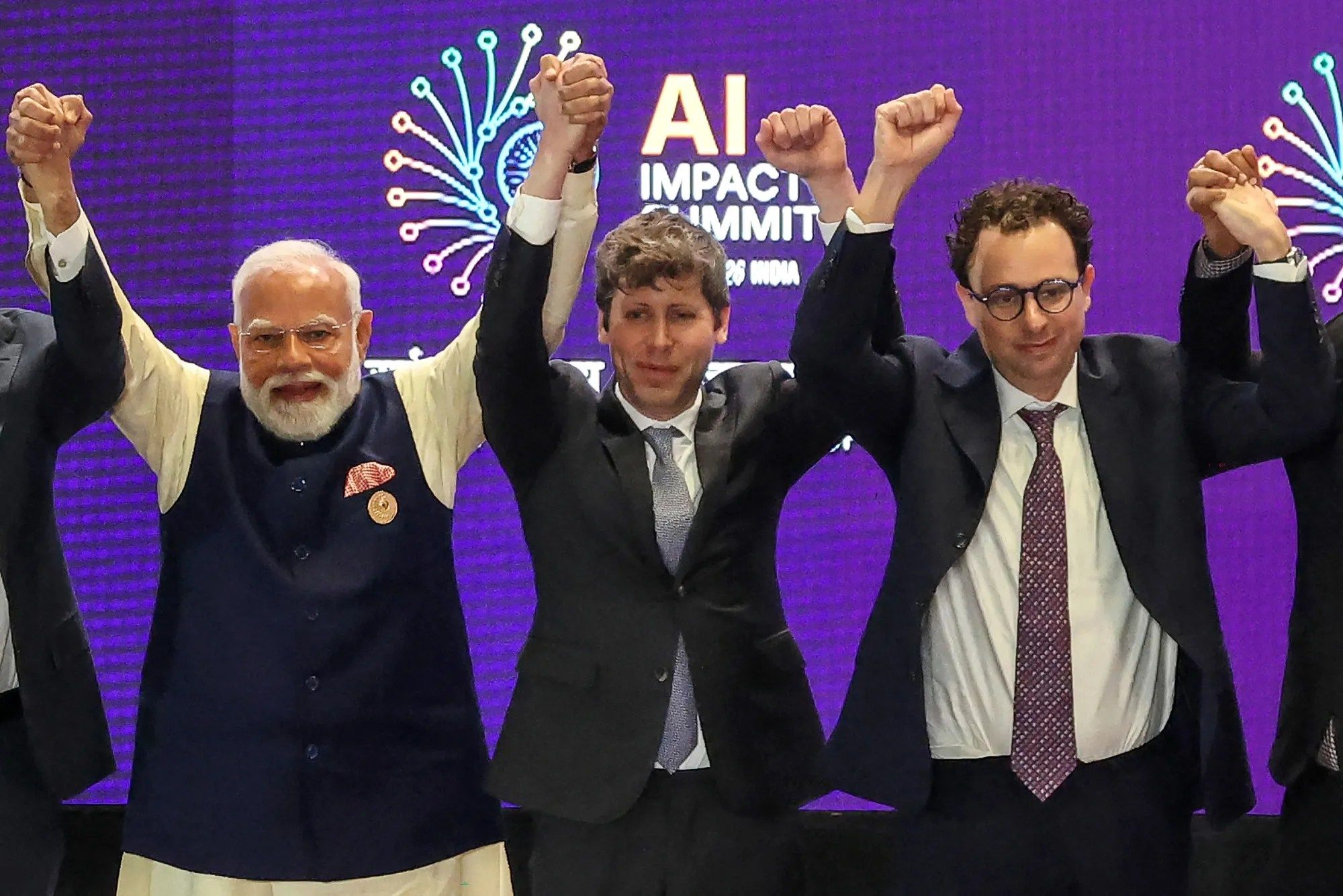 CEOs de OpenAI e Anthropic evitam contato em cúpula de IA na Índia