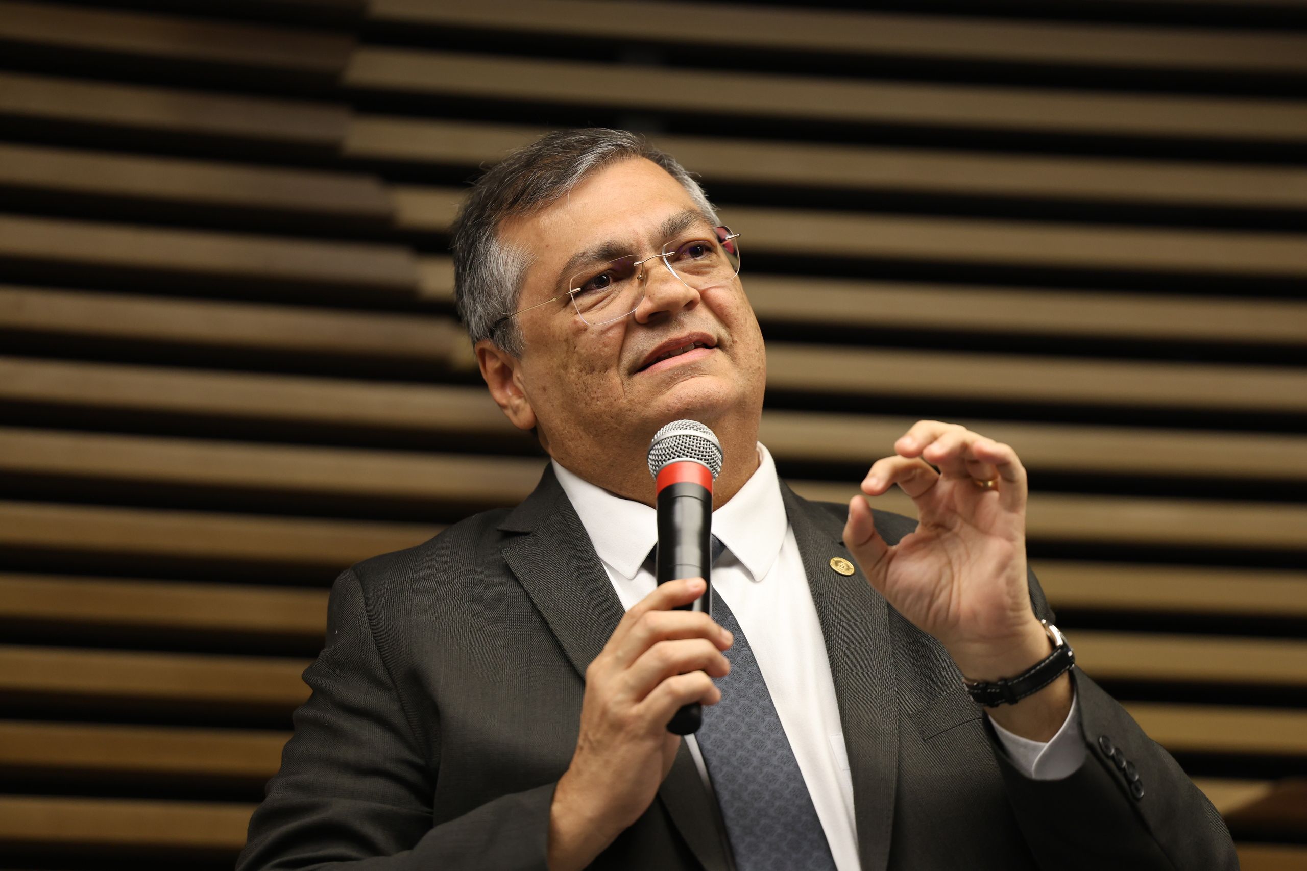 Dino proíbe criação de novas leis para pagamento de verbas acima do teto constitucional