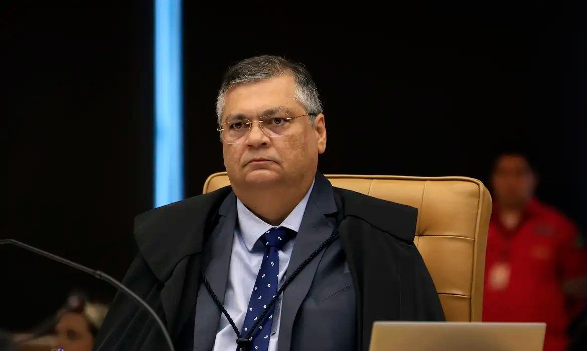 Flávio Dino proíbe benefícios acima do teto e pressiona Congresso por lei sobre supersalários