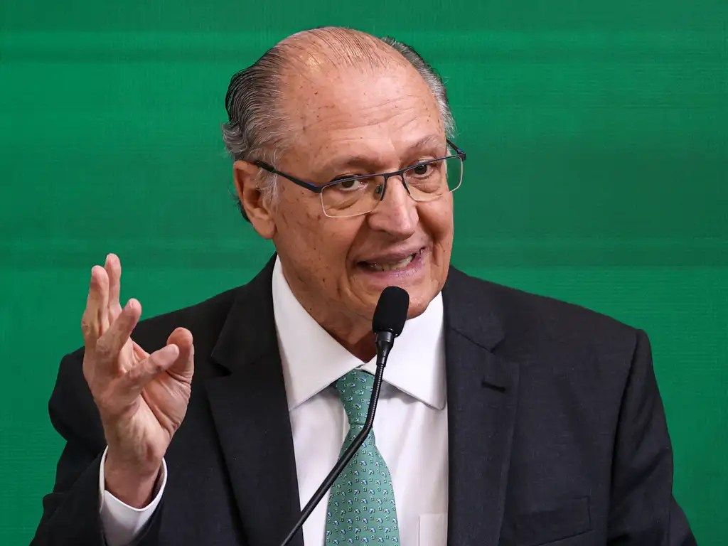 Alckmin elogia Dino por decisão sobre supersalários