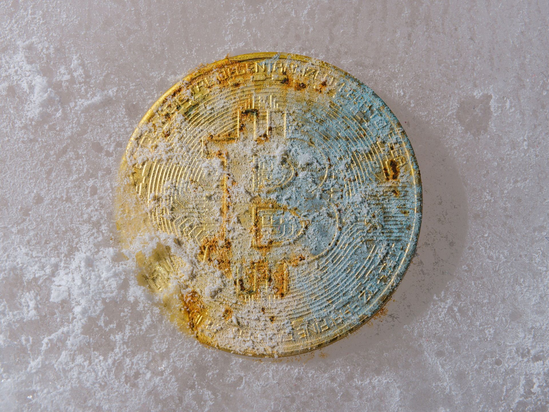 Bitcoin registra quinta queda mensal seguida e atinge US$ 62 mil