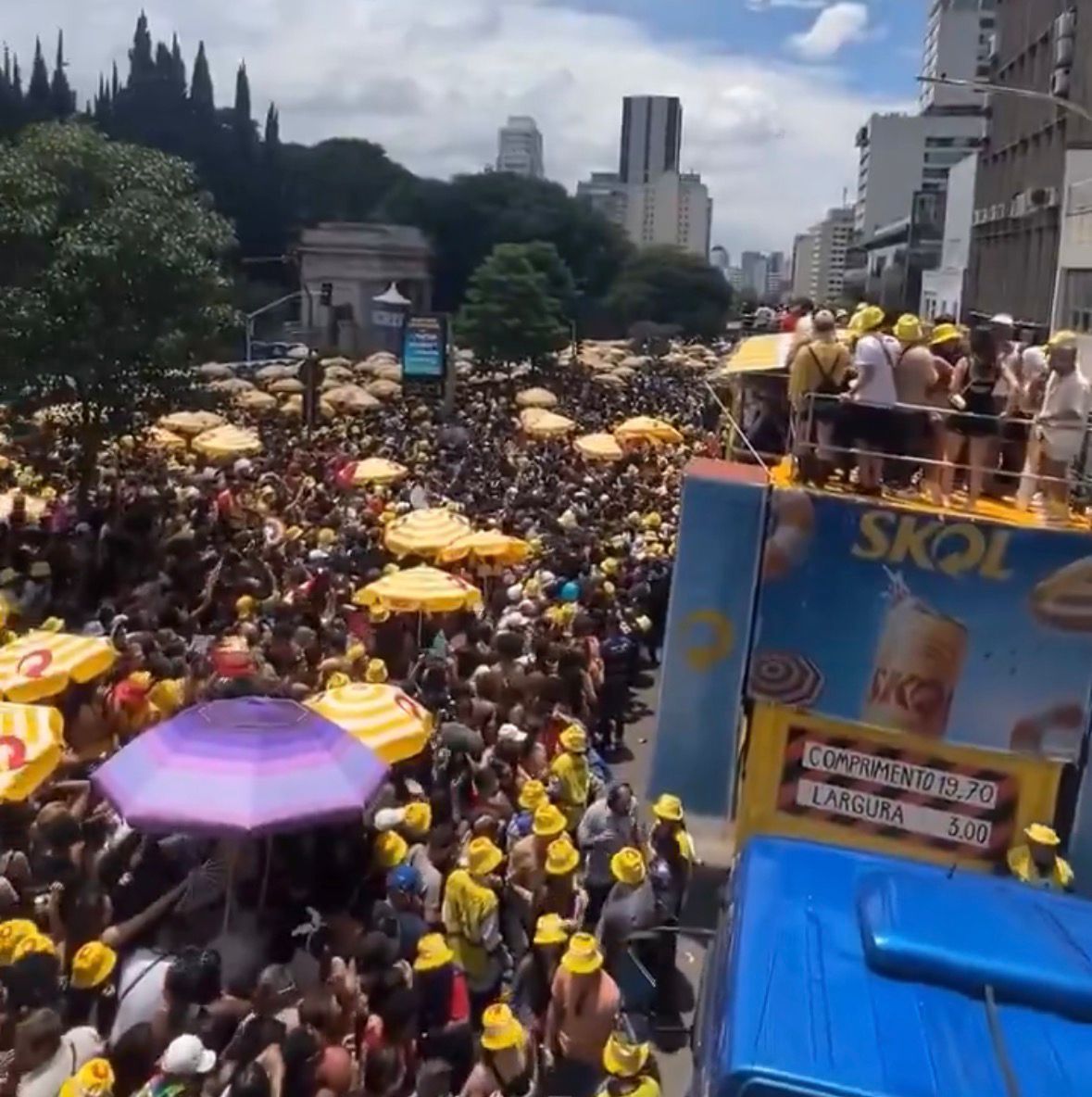 Superlotação causa interrupção em bloco com Calvin Harris no Carnaval de São Paulo