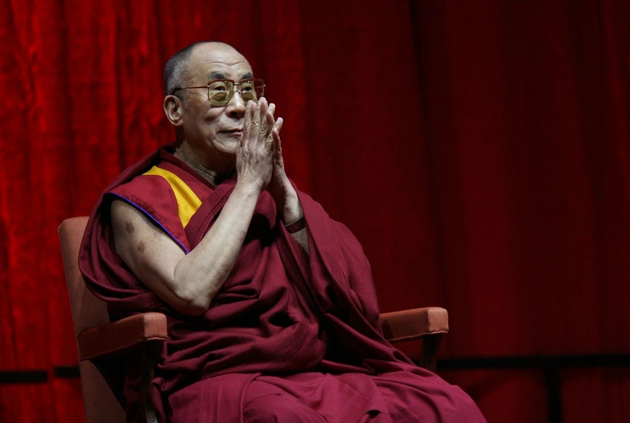 Gabinete do Dalai Lama nega contato com Jeffrey Epstein após menções em documentos