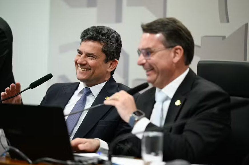 Moro se filia ao PL e recebe apoio de Flávio Bolsonaro no Paraná